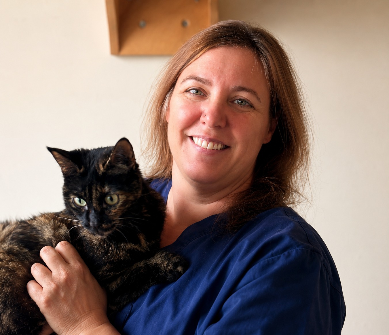 Ana Anglada, veterinaria especializada en gatos, con una gata carey en brazos