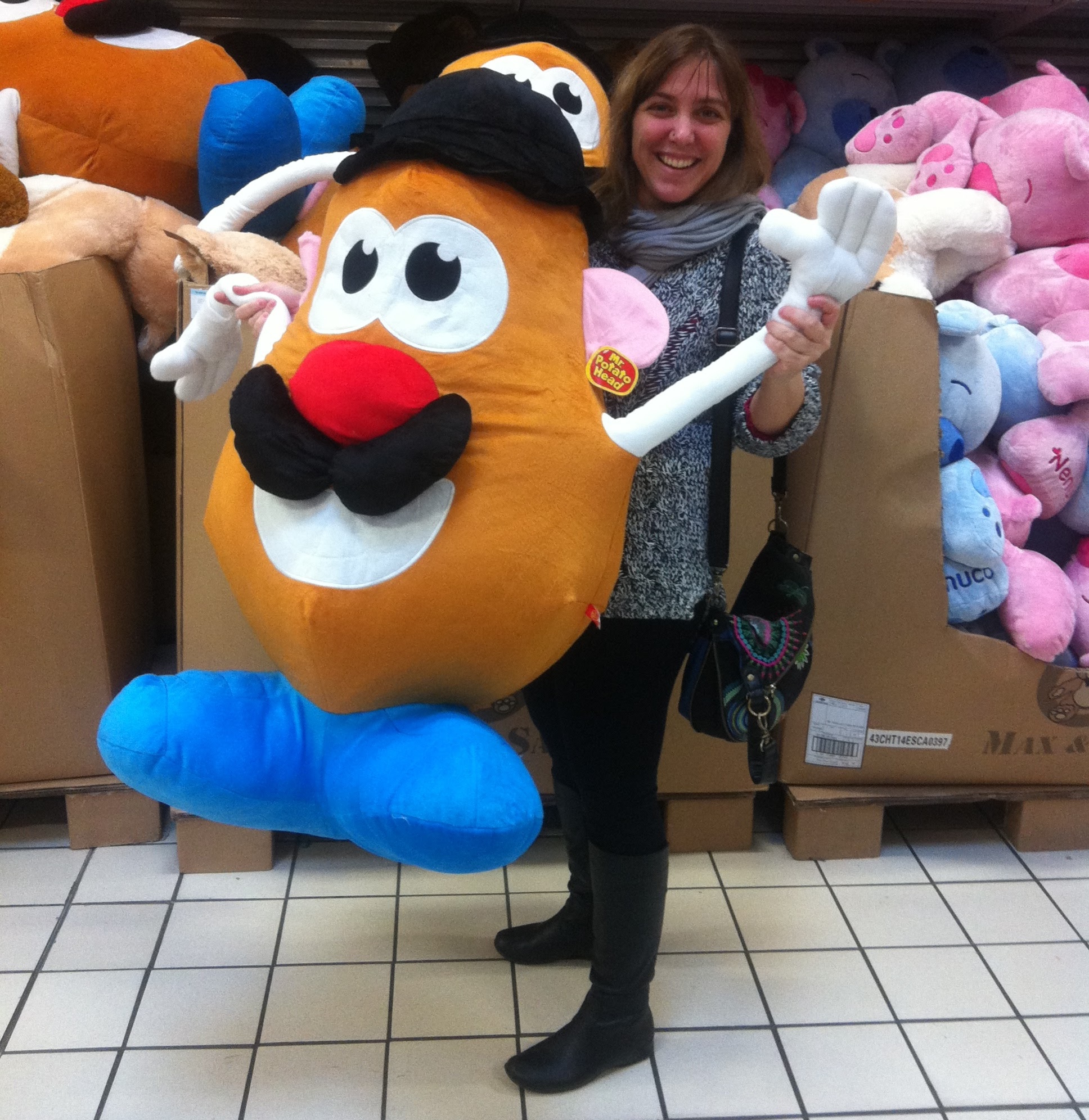 Ana Anglada, veterinaria especializada en gatos, sonriendo junto a un gran peluche de Mr. Potato Head